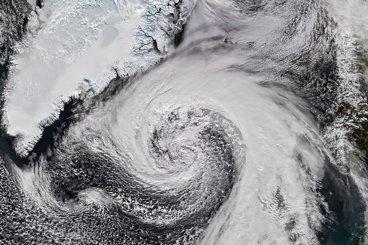 Extratropical cyclone whips past Iceland